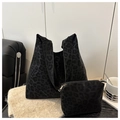 Detailansicht der Vintage-Tasche mit Leopardenmuster und passender kleiner Reißverschlusstasche - Schultertaschen-Set / Schwarzer Leopard