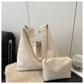 Detailansicht der cremeweißen Hobo-Tasche und passenden Reißverschlusstasche aus Leder - Schultertaschen-Set / Gebrochenes Weiß