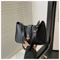 Primer plano detallado del bolso hobo negro mate con hebilla dorada en forma de calabaza - Negro