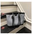 Dettaglio della borsa tote in feltro a contrasto con finiture in pelle nera su gradini - Blu