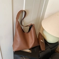 Große braune Hobo-Schultertasche mit Webstruktur und passender Innentasche - Braun