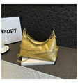 Detalle del bolso de media luna dorado con acabado metálico y cinturón con ojales - Dorado