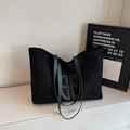 Grand sac cabas minimaliste en daim noir avec logo circulaire pour un style chic - Noir
