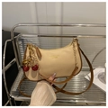 Sac sous le bras crème chic avec bandoulière marron et breloque cerise sur étagère - Avec Pendentif / Kaki