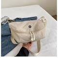 Borsa a tracolla beige minimalista con doppia cerniera e tracolla in tessuto regolabile - Bianco