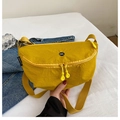Borsa a tracolla a mezzaluna giallo brillante con logo OK e ampia tracolla in tessuto - Giallo
