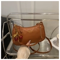 Bolso de hombro de cuero marrón con cadena dorada y colgante de cereza roja - Marrón con colgante