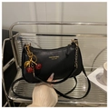 Bolso sobaco negro elegante de piel lichi con cadena dorada y colgante de cereza - Negro con colgante