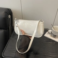Borsa baguette bianca minimalista in pelle verniciata lucida con tracolla sottile e zip - Bianco