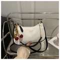 Bolso hobo blanco de cuero con bordes negros y colgante de cereza metálico elegante - Blanco con colgante