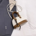 Retro-Schultertasche in Creme und Braun mit dekorativem geflochtenem Anhänger - Ohne Anhänger / Weiß