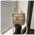 Detail van tweekleurige mini box tas met gouden dubbele ritsen en witte lederen bies - Wit