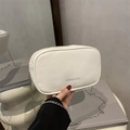 Chique witte ovale PU-lederen crossbodytas met zilveren ketting en modieuze opdruk - Wit