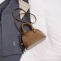 Braune Muscheltasche aus Lackleder mit Doppelgriff und gewebtem Kordel-Anhänger - Ohne Anhänger / Braun