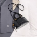 Elegante schwarze Lackleder-Muscheltasche mit Golddekor und gewebtem Anhänger - Ohne Anhänger / Schwarz