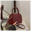 Borsa a conchiglia retrò in pelle verniciata bordeaux con hardware dorato e tracolla - Rosso