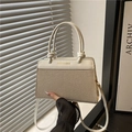 Bolso tote beige minimalista con contraste de cuero marfil y letras doradas de moda - Blanco