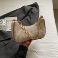Modische beige geflochtene Hobo-Tasche mit dicker goldener Kette und Reißverschluss - Khaki