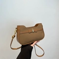Braune Damen-Schultertasche mit stilvoller Schleifendekoration und strukturierter Lederoptik - Braun