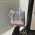 Mochila retro colorblock con colgante de lazo de perlas y correas rosas en la mano - Con Colgante / Azul
