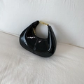 Bolso de media luna en charol negro brillante con elegantes detalles metálicos dorados - Negro