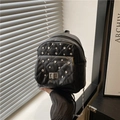Schwarzer gesteppter Mini-Rucksack mit silbernen Ösen und einer Metall-Kette - Schwarz