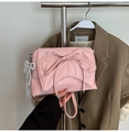 Sac à bandoulière rose style ballet avec grand nœud en cuir et détails en perles - Avec Pendentif / Rose