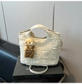 Dettaglio della borsa a secchiello plissettata bianca con ciondolo a forma di orso - Con Ciondolo / Bianco