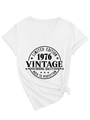 Detailopname van wit T-shirt met V-hals en vintage 1976 logo-opdruk van katoenmix - S / Wit (Zwarte Tekst)