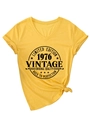 Detail van geel T-shirt met V-hals, retro 1976 vintage print en decoratieve knoop onder - S / Geel (Zwart Lettertype)