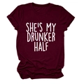 Dettaglio della t-shirt girocollo bordeaux con scritta bianca She's My Drunker Half - S / Rosso Vino (Font Bianco)