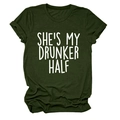 Dettaglio maglietta girocollo verde militare con stampa She's My Drunker Half - S / Verde Militare (Font Bianco)