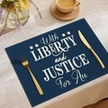 Dunkelblaue Tischmatte aus Leinen mit weißem Liberty-Schriftzug und Goldbesteck - With LIBERTY and JUSTICE for All Slogan (CD16-6)