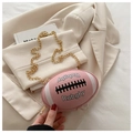 Rosa Rugby-Umhängetasche mit goldener Kette auf beigefarbenem Blazer-Hintergrund - Rosa
