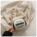 Detailansicht der weißen Rugby-Umhängetasche mit goldener Kette auf einem Blazer - Weiß