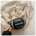 Detailansicht der schwarzen Rugby-Minitalche mit weißen Streifen und goldener Kette - Schwarz