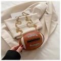 Detailansicht der braunen Leder-Rugbytasche mit weißem Schriftzug und goldener Kette - Braun