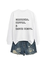 Détail d'un sweat blanc à col rond avec lettrage et d'un short en jean effiloché - S / Sweat-shirt Blanc (Texte Noir)