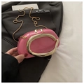 Détail du sac à main laqué rose avec grande poignée dorée en C et bandoulière en chaîne - Rose Barbie