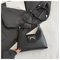Bolso bandolera negro chic con textura tejida y hebilla de lazo plateada arriba - Negro