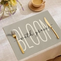 Γκρίζο ορθογώνιο λινό σουπλά με το κείμενο BLOOM και μοντέρνα καλλιτεχνικά σχέδια - Στυλ Γκρι Καλλιτεχνικό Σύνθημα (CD10-38)