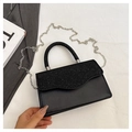 Elegante borsa da sera nera con manico glitterato e catena sottile su sfondo bianco - Nero