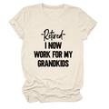 Dettaglio della stampa Retired I Now Work For My Grandkids su t-shirt in cotone beige - S / Sabbia (Carattere Nero)