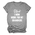 Dettaglio della maglietta grigia con stampa Retired I Now Work For My Grandkids - S / Grigio Scuro (Font Bianco)