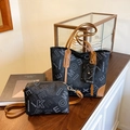 Set borsa tote e tracolla nera con stampa di lettere bianche e manici in pelle marrone - Nero