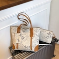 Set borsa tote beige da 3 pezzi con monogramma e manici in pelle su una valigia - Grigio