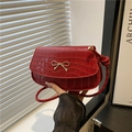 Elegante borsa bordeaux effetto coccodrillo con fibbia a fiocco d'oro e tracolla - Rosso