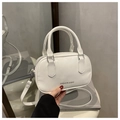 Dettaglio borsa Boston bianca con doppi manici e tracolla rimovibile in pelle sintetica - Bianco