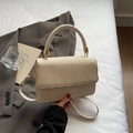 Piccola borsa beige a tracolla con patta intrecciata e manico intrecciato - Bianco Sporco
