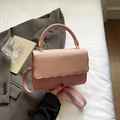 Borsa rosa minimalista con patta a trama intrecciata e manici in metallo dorato - Rosa